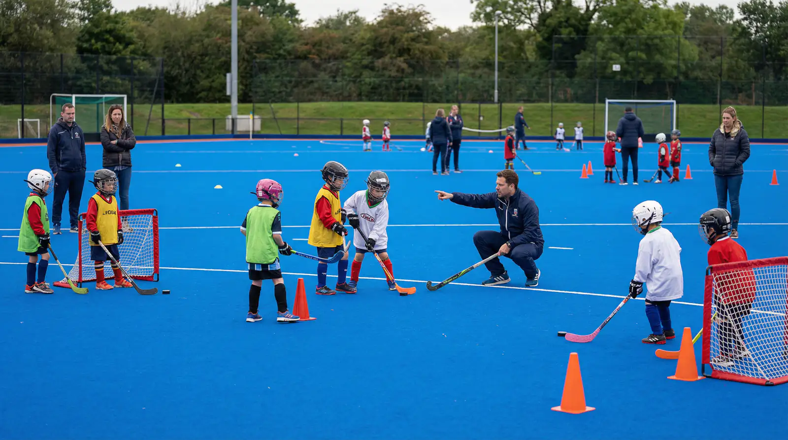 Jonge hockeyspelers trainen op het veld