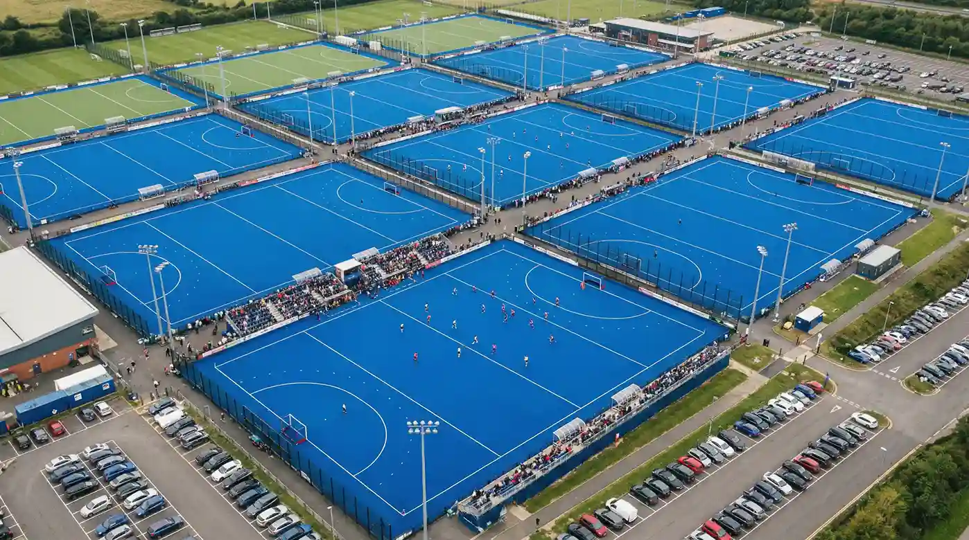 Overzicht van meerdere hockeyvelden tijdens een speelronde