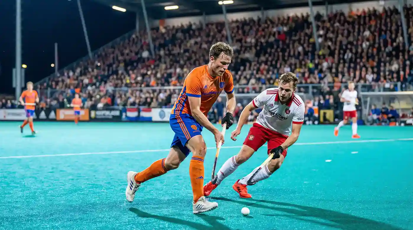 Veldspelers tijdens een spannende hockeywedstrijd in de Nederlandse Hoofdklasse