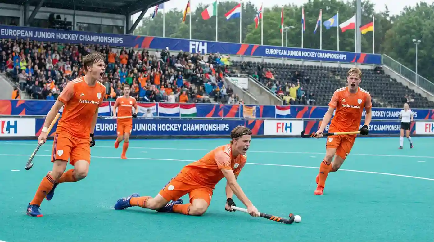 Jong Oranje hockeyteam in actie tijdens internationaal jeugdtoernooi