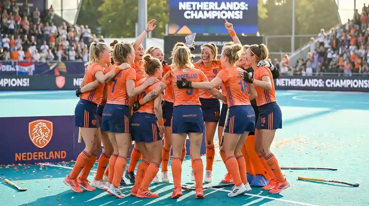 Nederlandse hockeyvrouwen vieren een overwinning op het veld