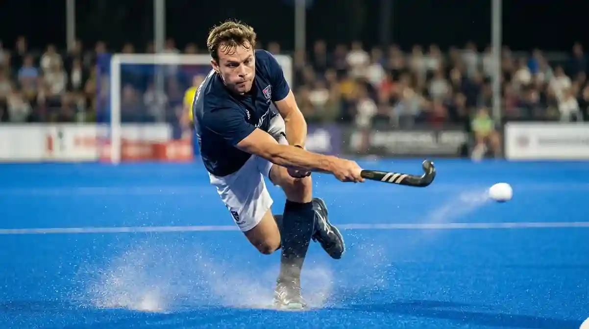Hockeyspeler voert een strafcorner uit met krachtige sleeppush