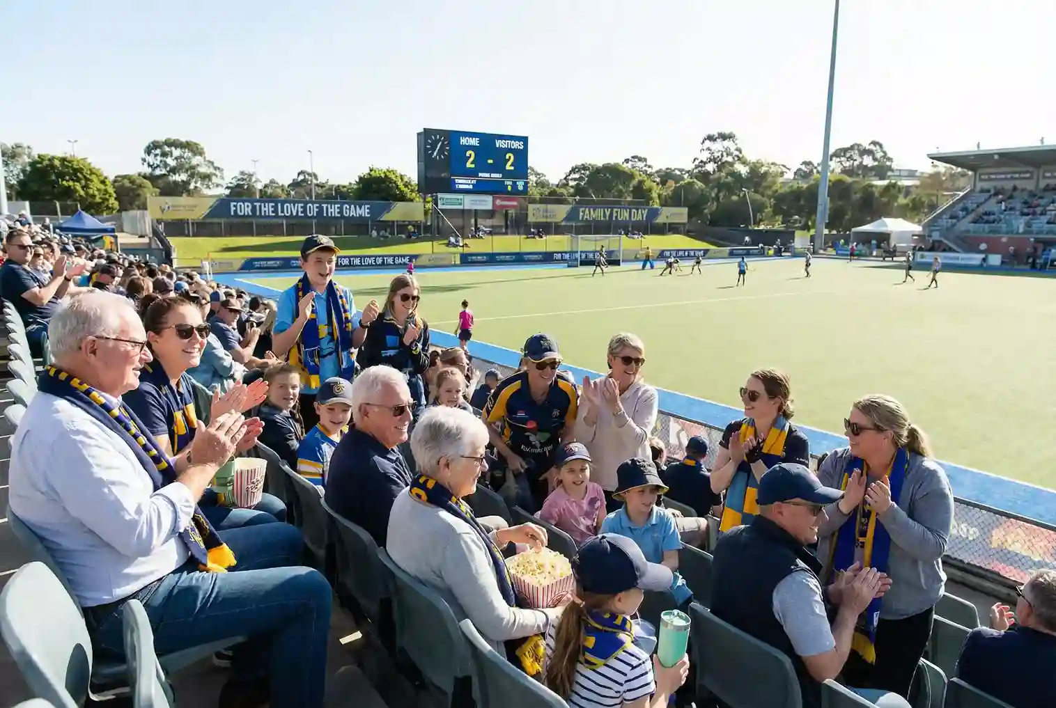 Hockeyfans genieten van een wedstrijd in het stadion