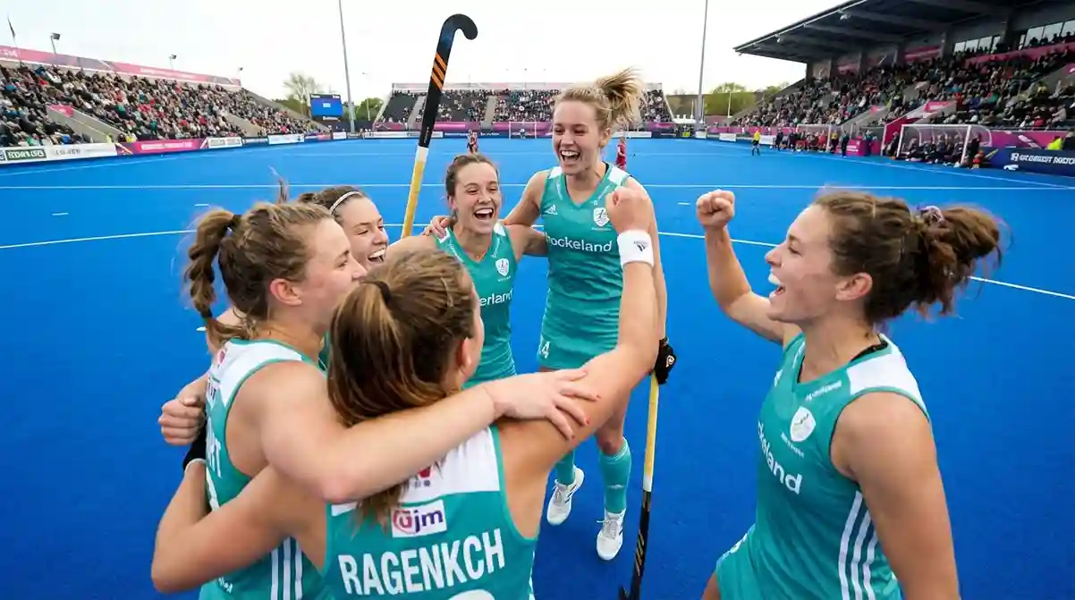 Hockeyteam viert samen een doelpunt op het veld