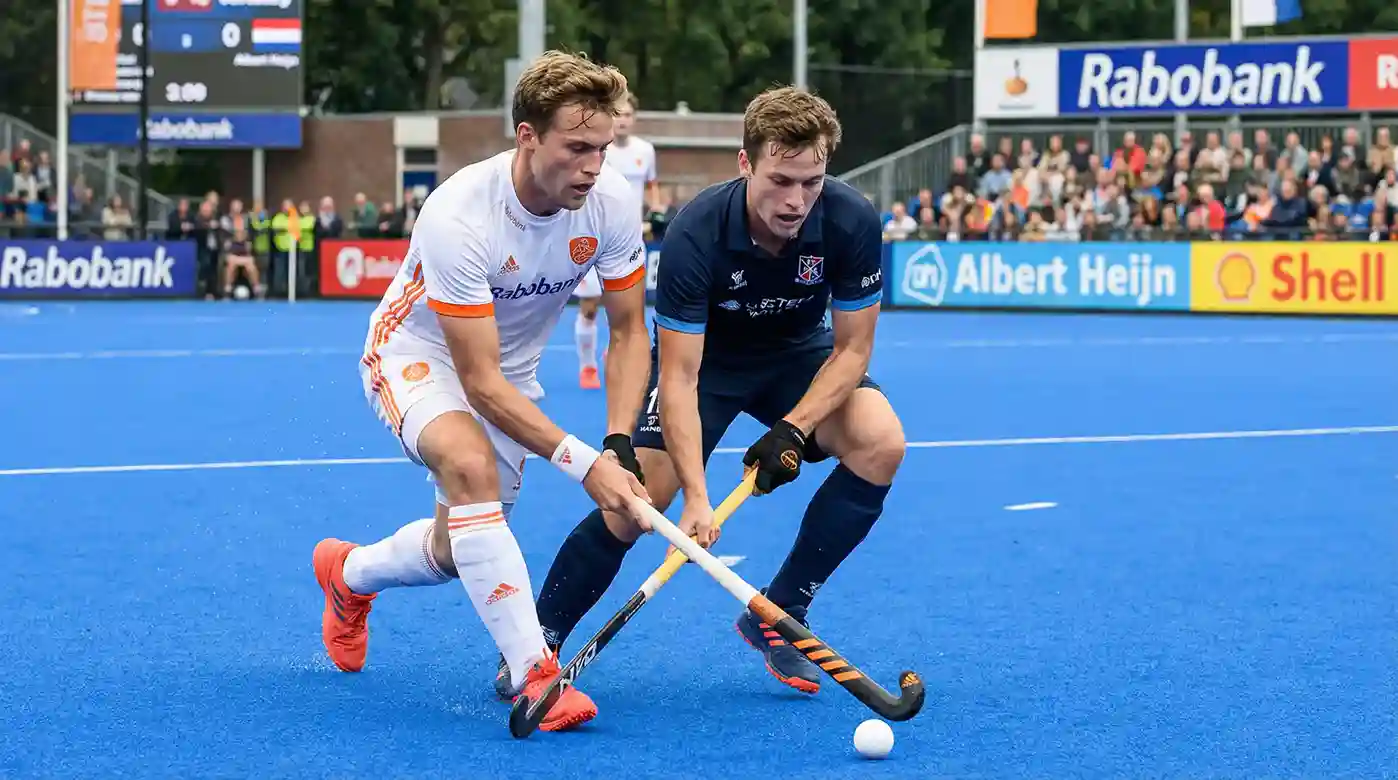 Hockeyspelers in duel om de bal op een kunstgrasveld