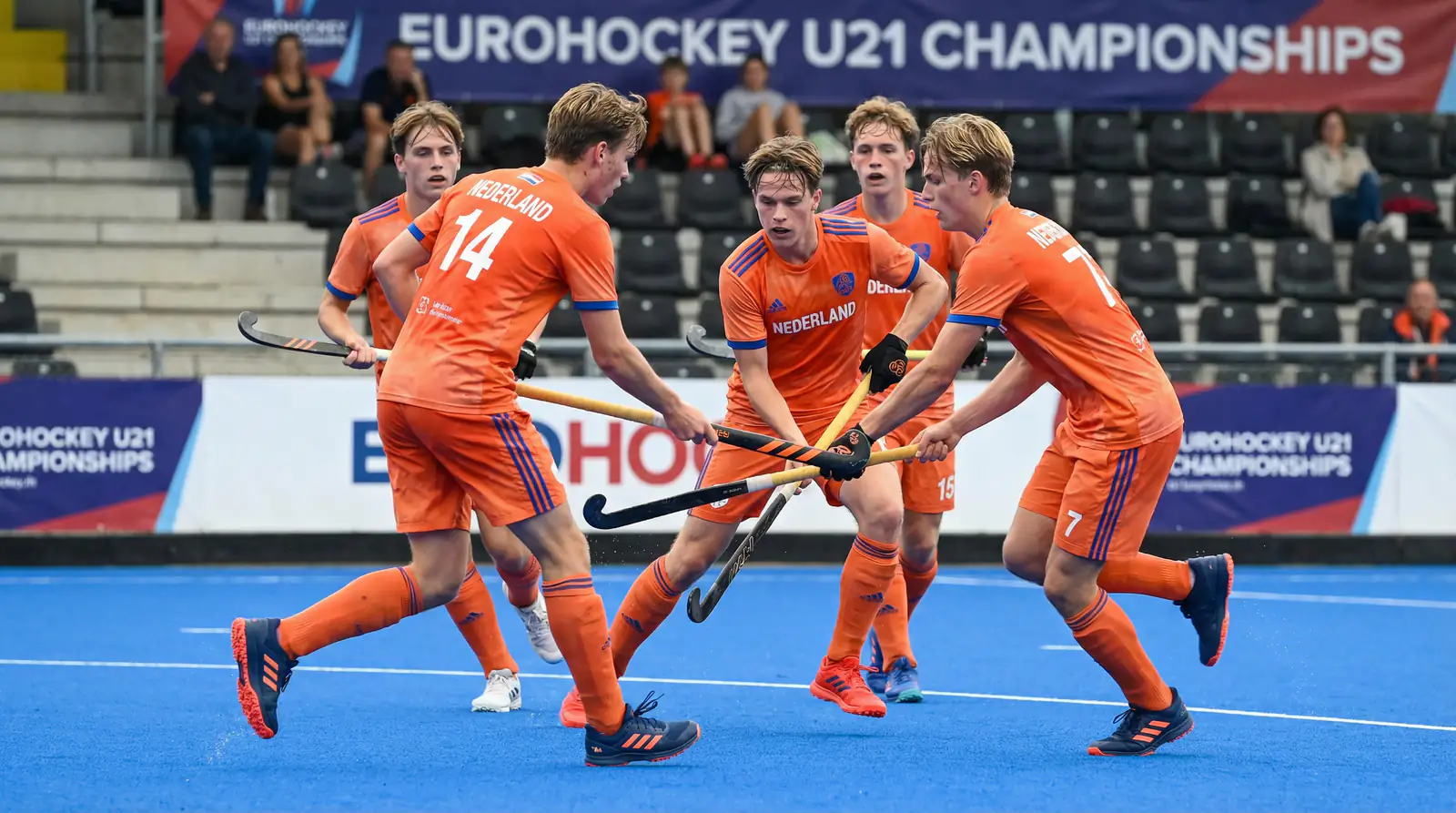 Jonge Nederlandse hockeyspelers tijdens een wedstrijd
