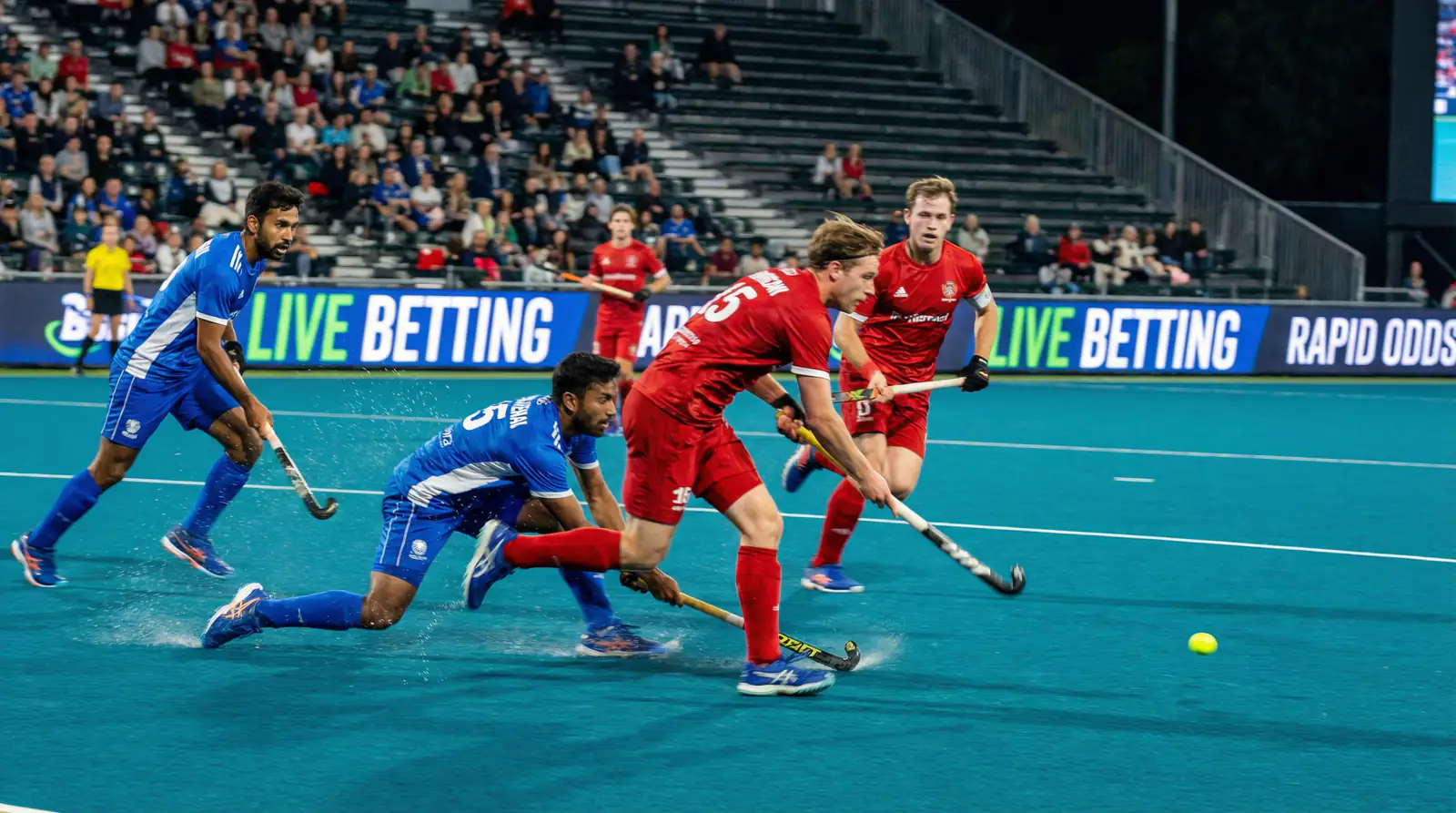 Dynamisch moment tijdens hockeywedstrijd met snelle actie
