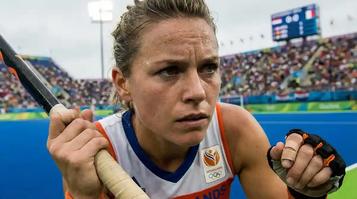 Geconcentreerde hockeyspeler tijdens cruciale olympische wedstrijd