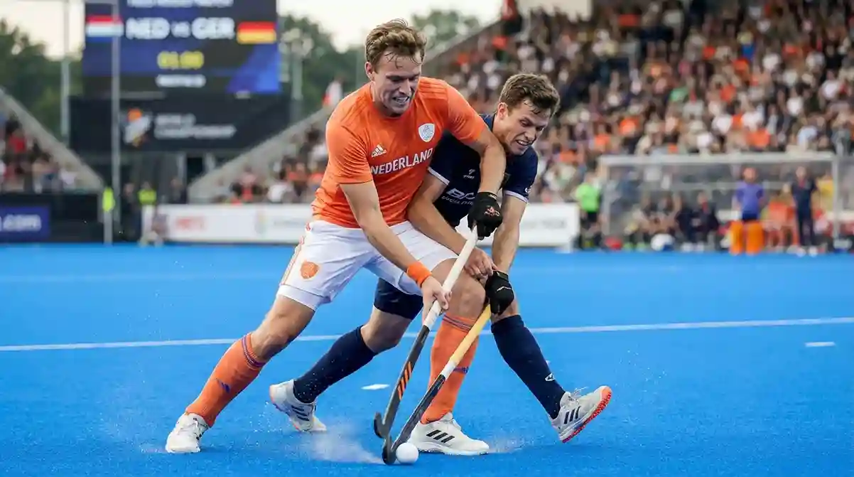 Nederlandse hockeyspeler in duel met tegenstander tijdens internationale wedstrijd