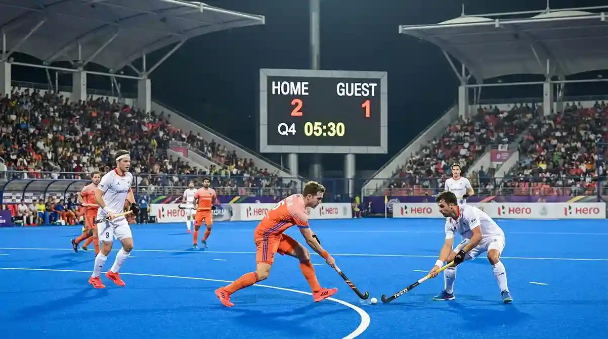 Hockeywedstrijd met scorebord op de achtergrond
