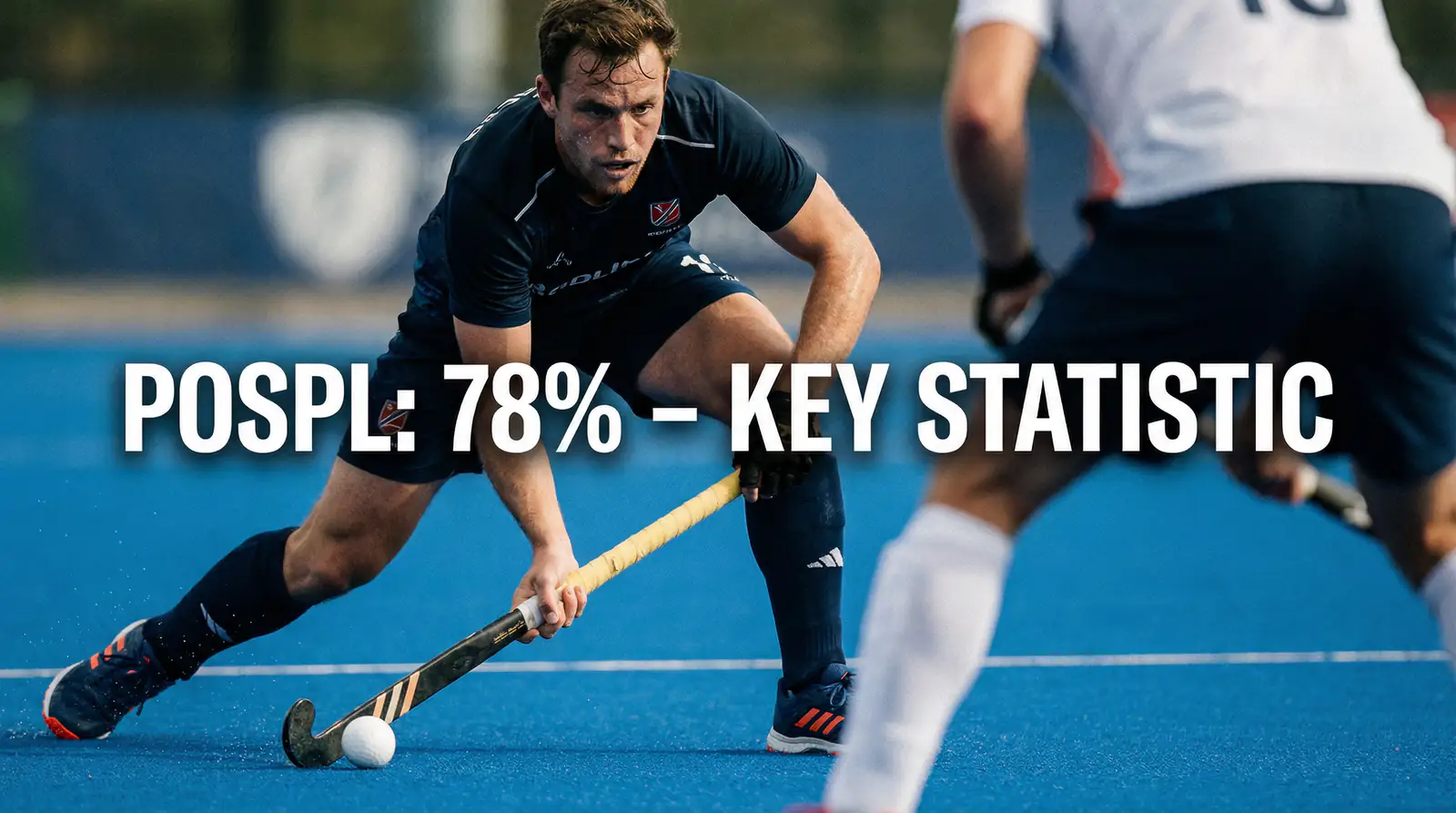 Hockeyspeler controleert de bal tijdens een wedstrijd op kunstgras