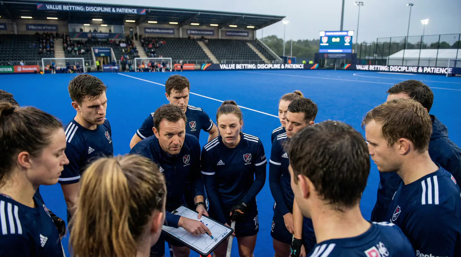 Geconcentreerde hockeywedstrijd met tactische intensiteit