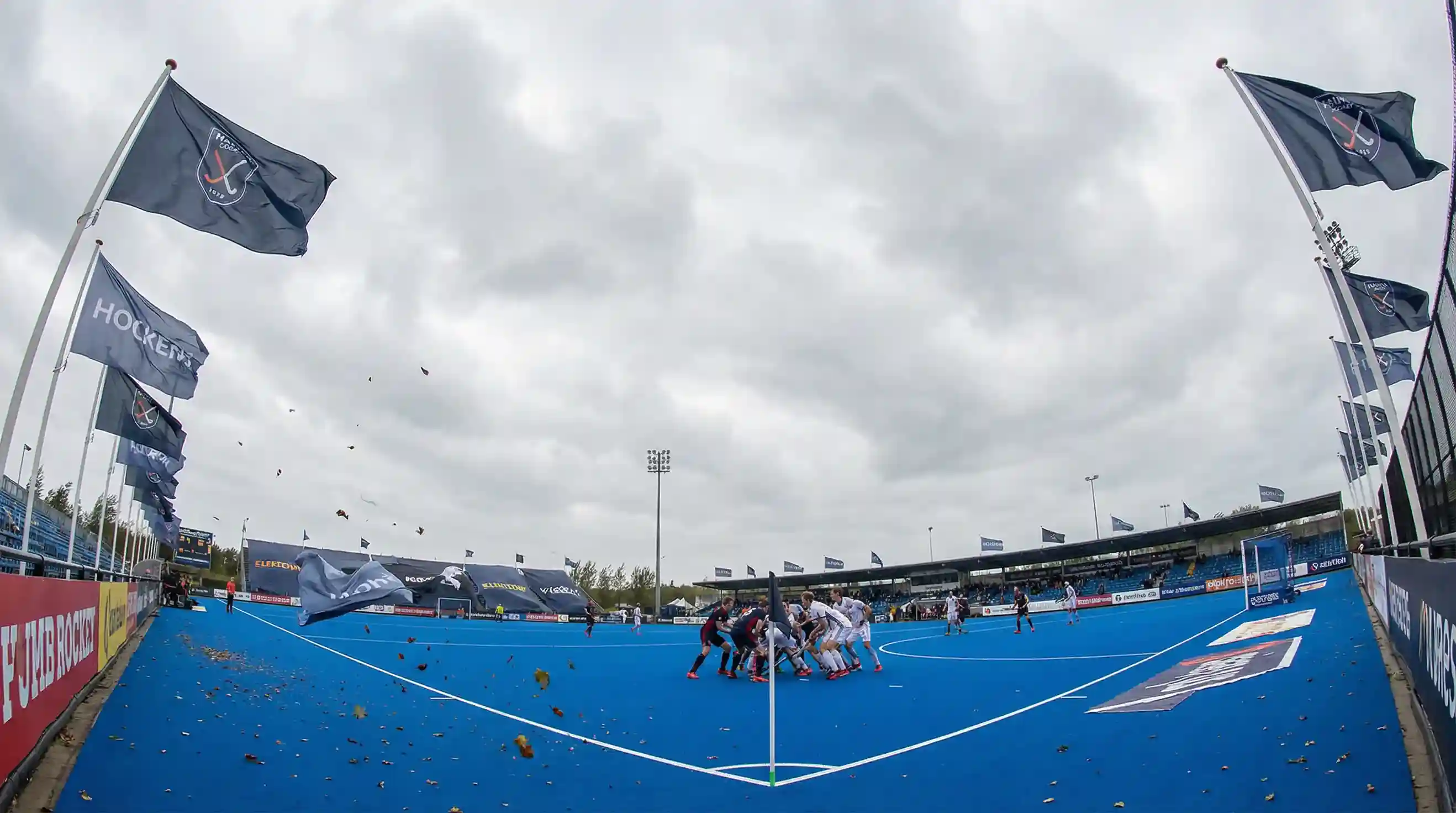 Hockeyveld met wapperende vlaggen die wind tonen